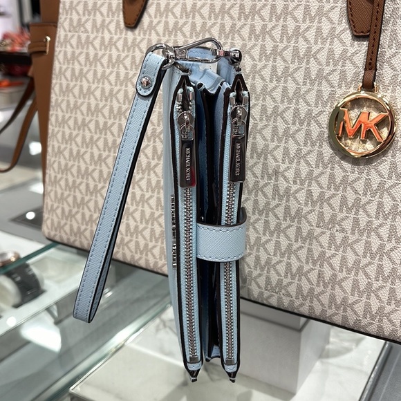 MICHAEL KORS LARGE DOUBLE ZIP WRISTLET WALLET PHONE CASE CLUTCH 
Vista Blue 
NWT - Picture 12 of 16
